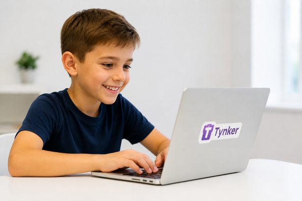 Nxënës duke eksploruar teknologjinë — Probit Academy